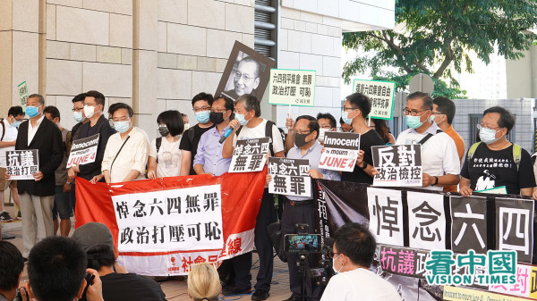 7月13日，香港警方控告支聯會主席李卓人、《壹傳媒》創辦人黎智英等13人「非法煽惑他人參與未經批准的集會」，案件在西九龍裁判法院提堂。