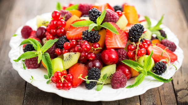 多食用不同颜色的蔬果也可以摄取不同的植化素，增加抗氧化能力。