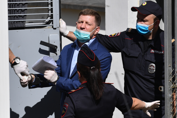 2020年7月10日，在莫斯科举行法院听证会后，俄罗斯哈巴罗夫斯克边疆区的首脑福尔加尔被护送上了警车。
