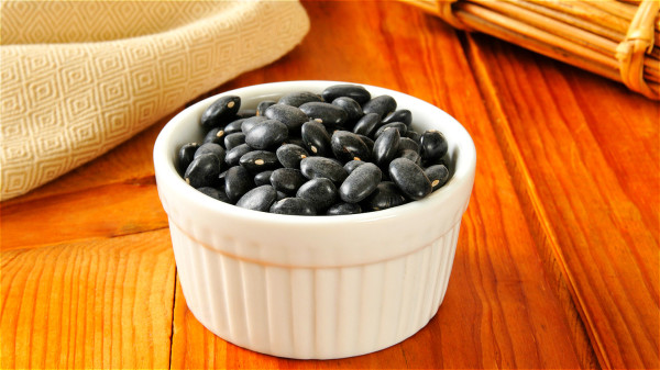 黑豆是個寶，可促進膽固醇代謝、降低血脂，預防心血管疾病。