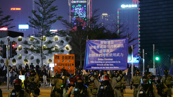 2019年12月24日平安夜，示威者唱《愿荣光归香港》于尖沙咀海港城与警察对峙。（摄影：庞大伟/看中国）
