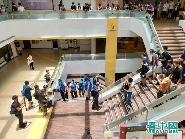 7月17日，警方进入理工大学校园搜证。（图片来源：李天正/看中国）