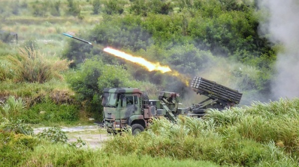 國防部2020年「漢光36號」實兵實彈演習17日結束，圖為在甲南海灘發射的雷霆2000多管火箭系統。