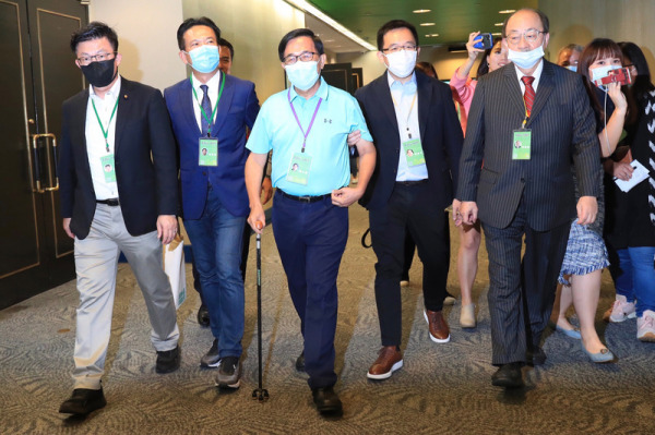 前总统陈水扁（前中）也出席中执评委选举投票，并在其子陈致中（前右2）搀扶下离去。