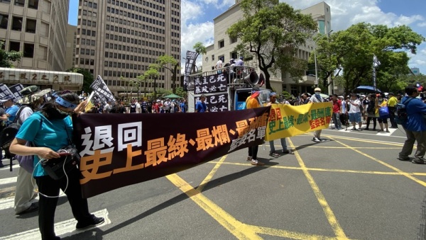 6月29日，国民党占据议场来反对提名前总统府秘书长陈菊出任监察院长，并在朝野协商破局后爆发冲突。立法院外聚集包括八百壮士等数百人声援。