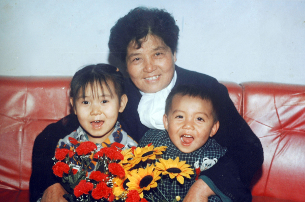 被迫害致死的法輪大法修煉者陳子秀與她的兩個孫子