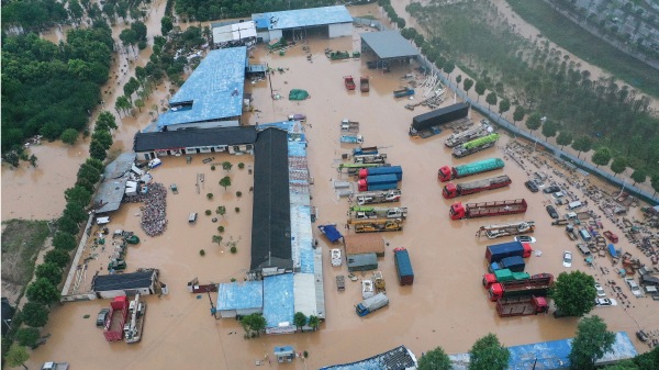 這張拍攝於2020年7月7日的照片顯示，中國安徽省黃山市在大雨過後，建築物和車輛全部被淹。