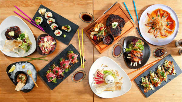 傳統日本料理，偏愛以很小的碗碟做容器，食物的分量都很少。