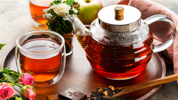 炎熱的夏季，喝杯熱茶是清熱止渴的法寶。
