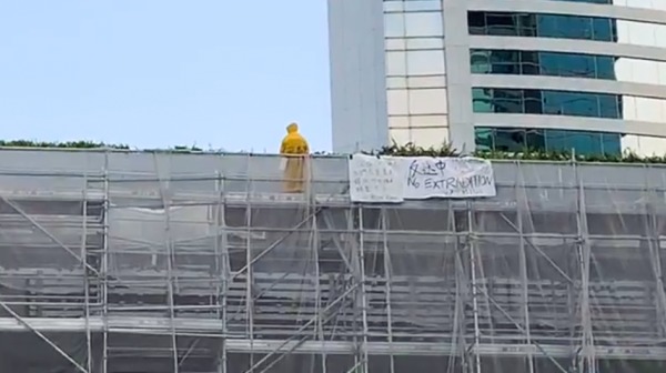 2019年6月15日，梁凌杰穿著背上寫有“林鄭殺港 黑警冷血”的黃色雨衣一躍而下，以死抗爭。（圖片來源：視頻截圖）