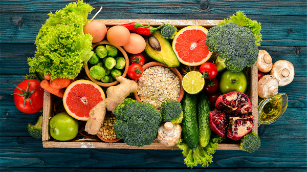 平時應多吃水果、蔬菜等綠色富含維生素和微量元素的食物。