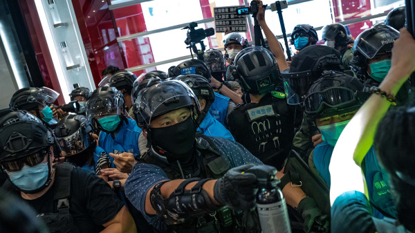 721元朗恐襲一周年當晚，警察進入元朗商場驅趕示威市民。