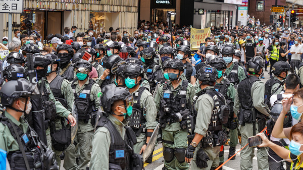 图为2020年《国安法》前夕防暴警员在铜锣湾布防，阻止市民示威。（摄影：Adrian/看中国）