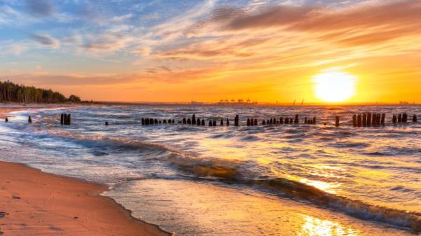 夕陽西下的海潮。（圖片來源:Adobe stock）