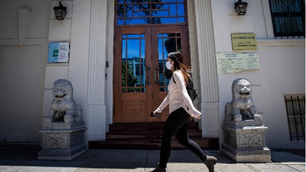据美国司法部：藏身于旧金山领事馆的嫌疑犯唐娟已被捕。图为7月23日，一名女子在中国驻旧金山领事馆门前走过