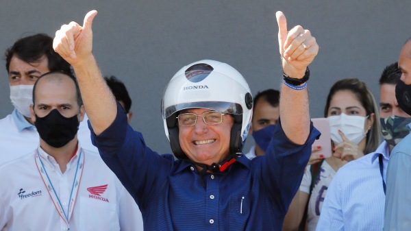 巴西總統博索納羅宣布武漢肺炎檢測結果為陰性後騎摩托車出行。