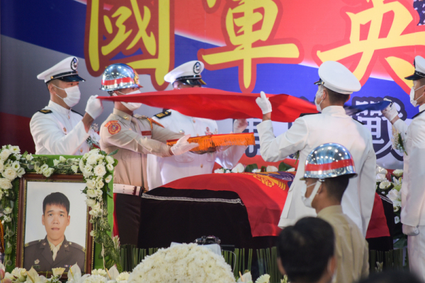 26日公祭仪式上，国军官兵为陈志荣覆旗。