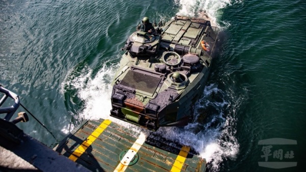 有媒體報導，美國海軍陸戰隊在高雄左營軍區教授海軍陸戰隊及兩棲特勤中隊關於突擊舟、快艇滲透作戰課程。