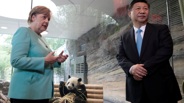2017年7月5日，習近平和德國總理默克爾來到柏林的一家動物園參加熊貓揭幕儀式，北京贈送給這家動物園兩隻熊貓。