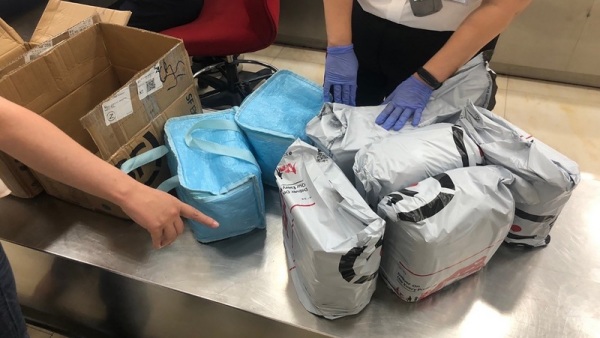 台灣近日也有民眾收到來自中國的奇怪包裹，經農委會防檢局檢驗後發現，是禁止輸入的混和培養土。