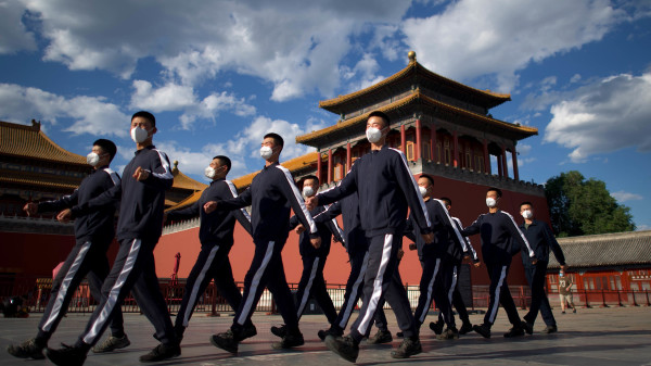 2020年5月27日，中共政协会议（CPPCC）在北京闭幕之日，穿着运动服的中共士兵在紫禁城入口巡行。