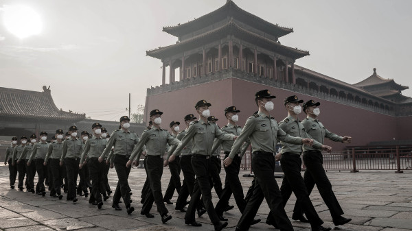 2020年5月21日，中共軍人在紫禁城入口旁行進。