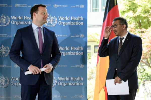 2020年6月25日，德国卫生部长詹斯·斯潘和世卫组织总干事谭德塞在日内瓦世卫组织总部。