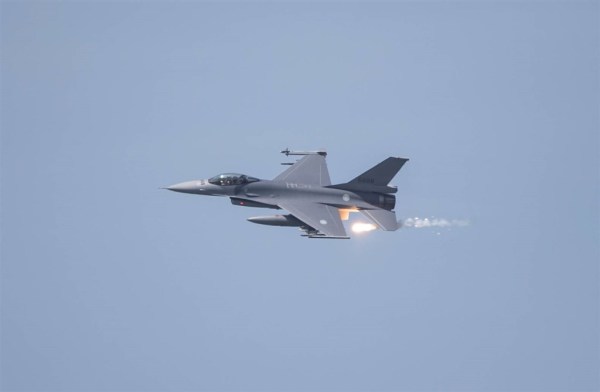 图为空军F－16V战机发射热焰弹。