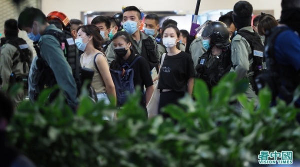 時事評論家溫朗東表示，港版國安法是讓任何一位罵過北京的「地球人」，在香港境內可能都會被特務機構抓起來。圖為港人憤怒國安法開始實施而於7月1日發起遊行反抗！