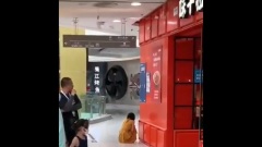 一女子突然痛哭不止北京石景山萬達廣場爆疫情被封（視頻）(圖)