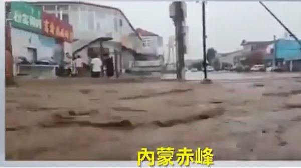 內蒙古赤峰暴雨引發洪災，街道如滾滾大河