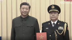 習近平愁容滿面只給一人頒上將(組圖)