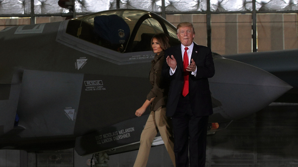 2017年9月15日，美國總統川普和第一夫人梅拉尼婭在馬里蘭州安德魯斯聯合基地，參加慶祝美國空軍成立70週年的慶典，他們走在一架F35戰機前。