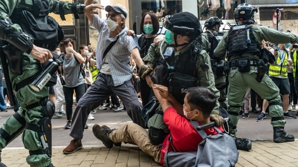 分析指港人最关注的并不是港澳事务归谁管，而是港人的自由人权是否受到保障？图为2020年5月香港警员暴力对待抗争民众。（图片来源：Getty Images）
