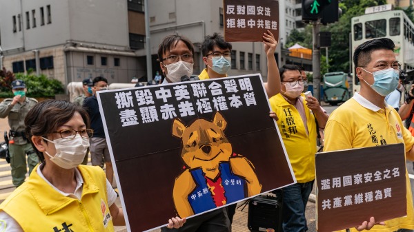 2020年5月24日在香港中聯辦外面，示威者舉行集會，舉標語並喊口號，反對國安法。