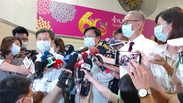 台北榮總副院長黃信彰（前右3）30日晚間，帶領醫療小組成員出面，對媒體說明前總統李登輝住院治療歷程。