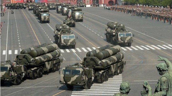 2010年莫斯科閱兵，圖為S-400導彈