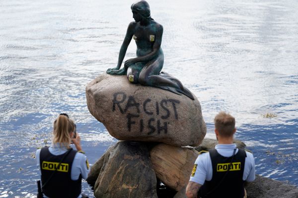 2020年7月3日，丹麦小美人鱼像被涂鸦。