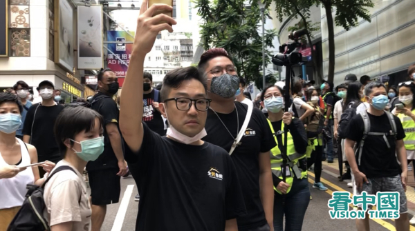 今年7.1是香港主权移交23年以来首次未获警方批准游行的一年，“港版国安法”压境，市民无惧打压仍一如既往地走上街头，表达争取自由的权利和意志。图为广告公司老板姚冠东。