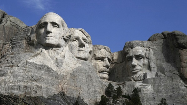 總統山，由左至右依次為華盛頓、傑斐遜、老羅斯福及林肯的雕像。