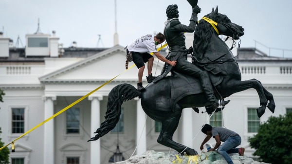2020年6月22日，示威者試圖推倒位於白宮附近的拉斐特廣場的美國前總統安德魯．傑克遜雕像。 （圖片來源：Drew Angerer/Getty Images）
