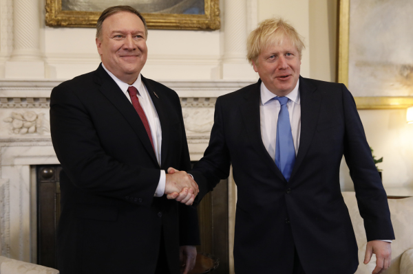 2020年1月30日，英国首相鲍里斯·约翰逊在唐宁街接见到访的美国国务卿蓬佩奥。蓬佩奥劝说英国不要使用华为5G技术。