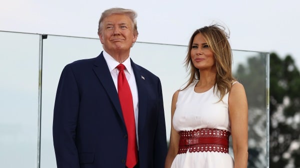 美国总统川普与第一夫人梅拉尼娅1日确诊中共病毒。图为川普夫妇于7月4日出席独立日庆祝活动。