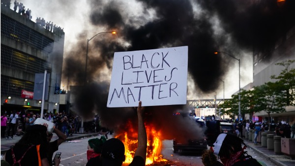 美国的亚特兰大，“黑命贵”（BLM）示威者在焚烧警车
