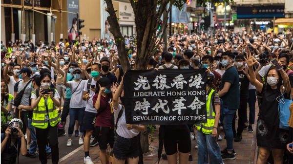 近日传出4名驻港人员因为拒签“一中承诺书”，而被迫返台。图为香港市民仍无惧恐吓，上街游行，高喊“废除港版国安法”等口号。