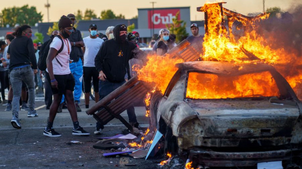 「黑命貴」運動的抗議示威者在美國明尼阿波利斯市第三警察區附近燒燬汽車