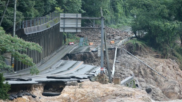图为2020年7月6日，日本熊本县暴雨成灾，导致道路被冲毁。