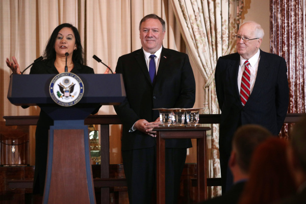 2019年6月10日，美國國務卿蓬佩奧與助理國務卿曼尼莎．辛格在世界糧食獎獲獎者宣布儀式上。2(16:9)