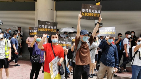 透社近期委託香港民意研究進行民調，結果顯示近六成人反對港版國安法 七成人支持獨立調查警暴。圖為市民上街示威反對國安惡法。