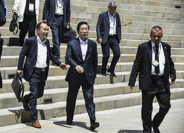 2019年7月12日，首爾市長樸元淳（中）抵達哥倫比亞安蒂奧基亞省麥德林舉行的世界城市峰會。